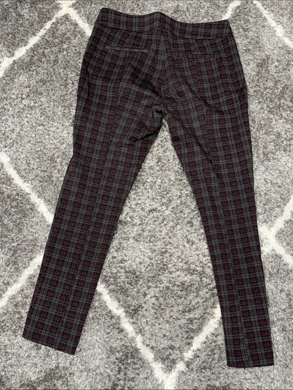 Size 6 Ann Taylor Plaid Dress Pants in Dark Gray and Burgundy